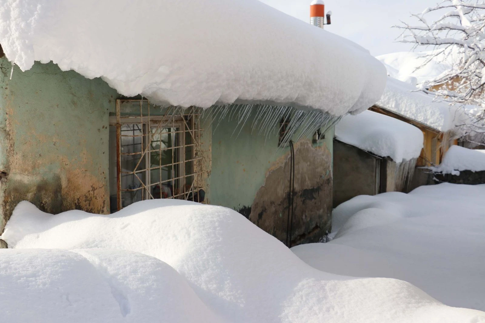 Sabah uyandıklarında evlerinden çıkamadılar!